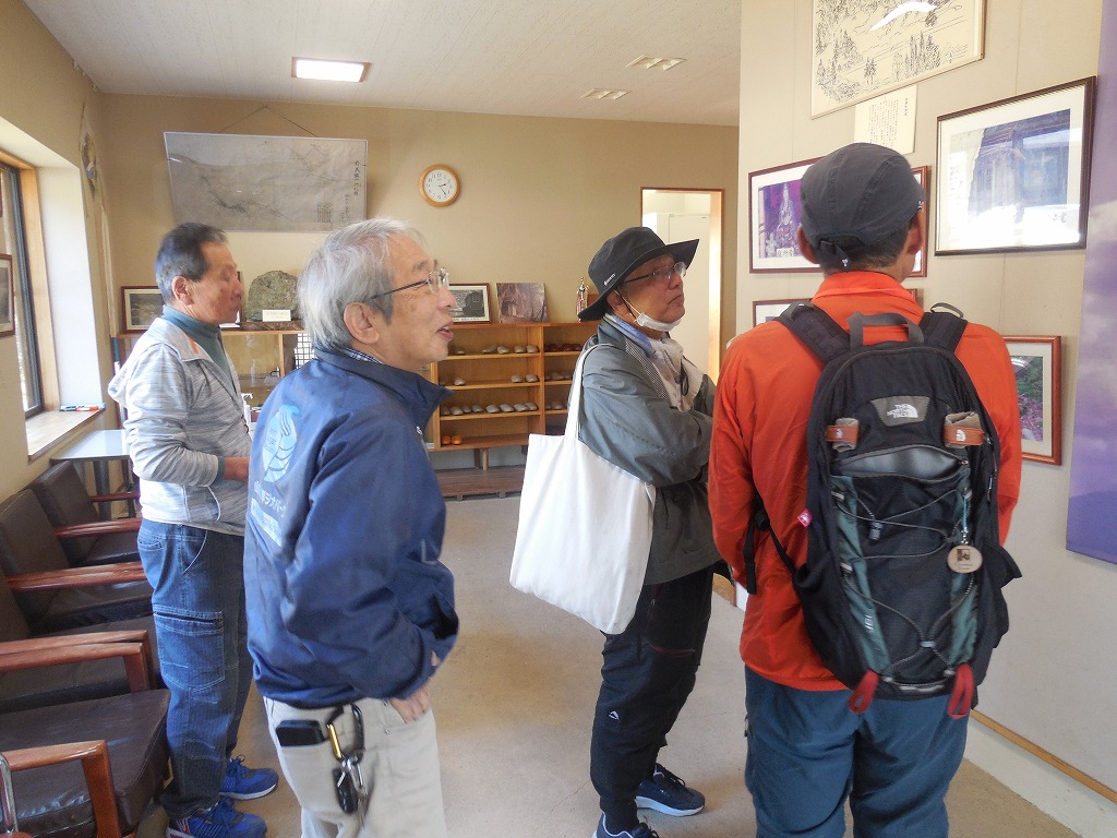 荒金公民館で行者山の資料を見る