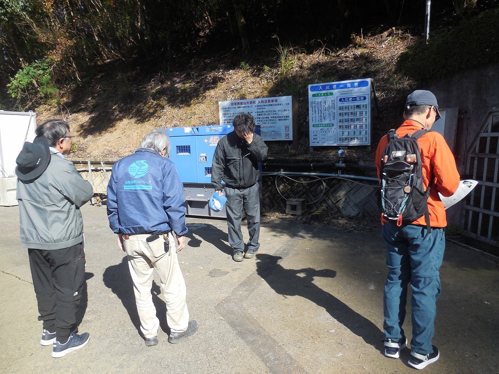 荒金鉱山の坑道前にて