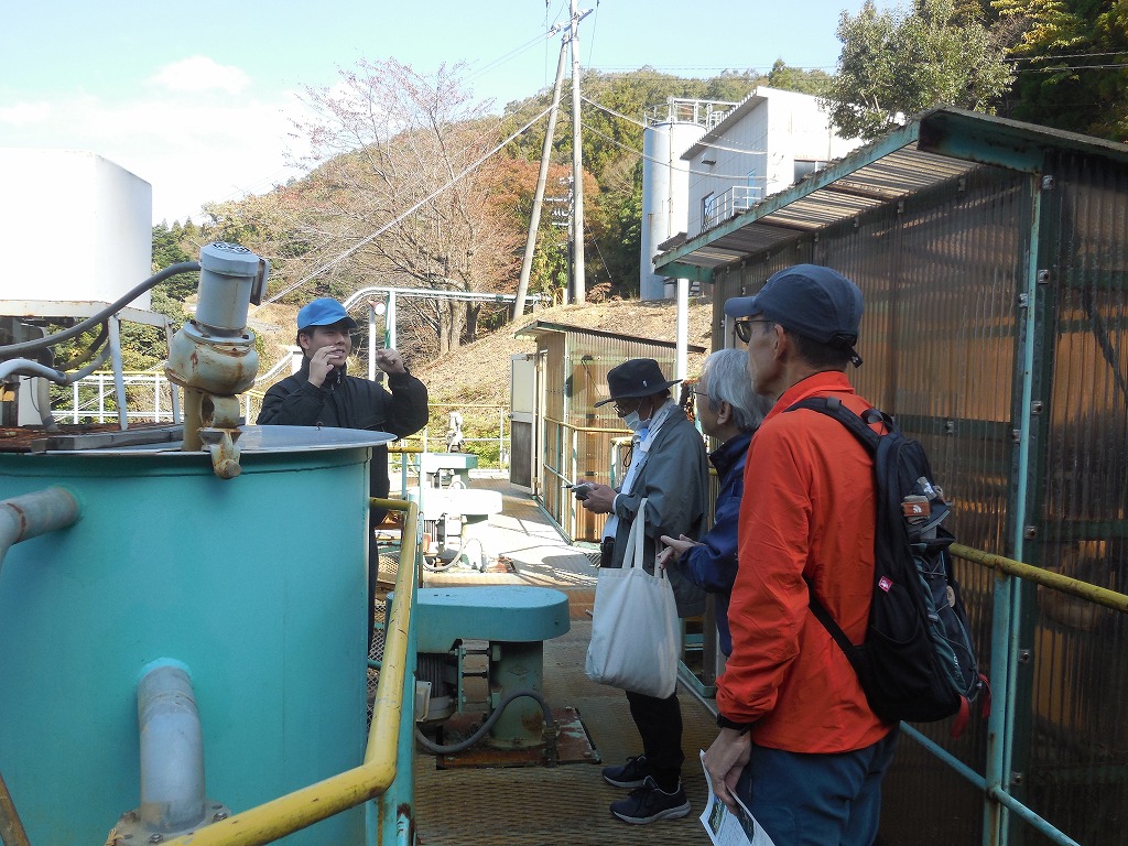 汚泥処理の説明を受ける