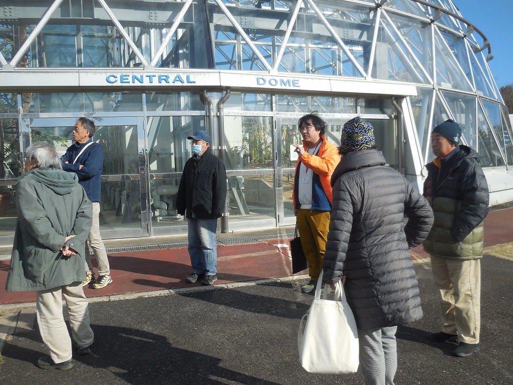 乾燥センタードーム（温室）の前