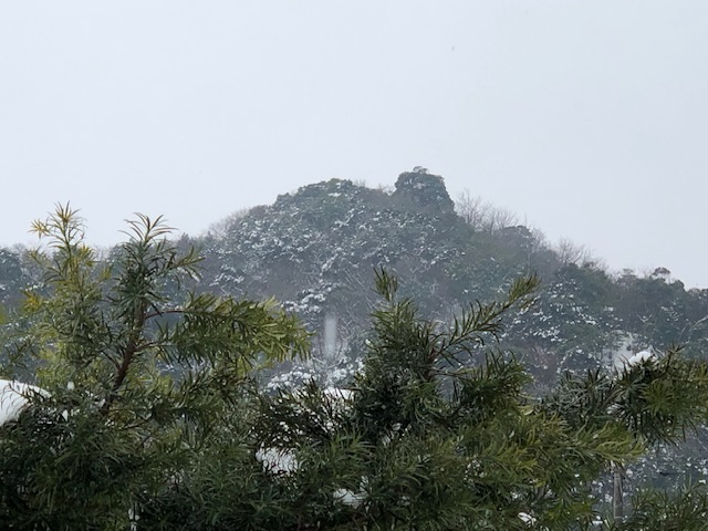 岩美町むこうやまの石山城跡天守閣？