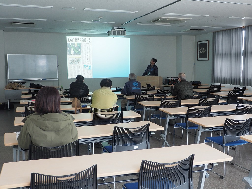 海と大地の自然館　松本専門員による説明
