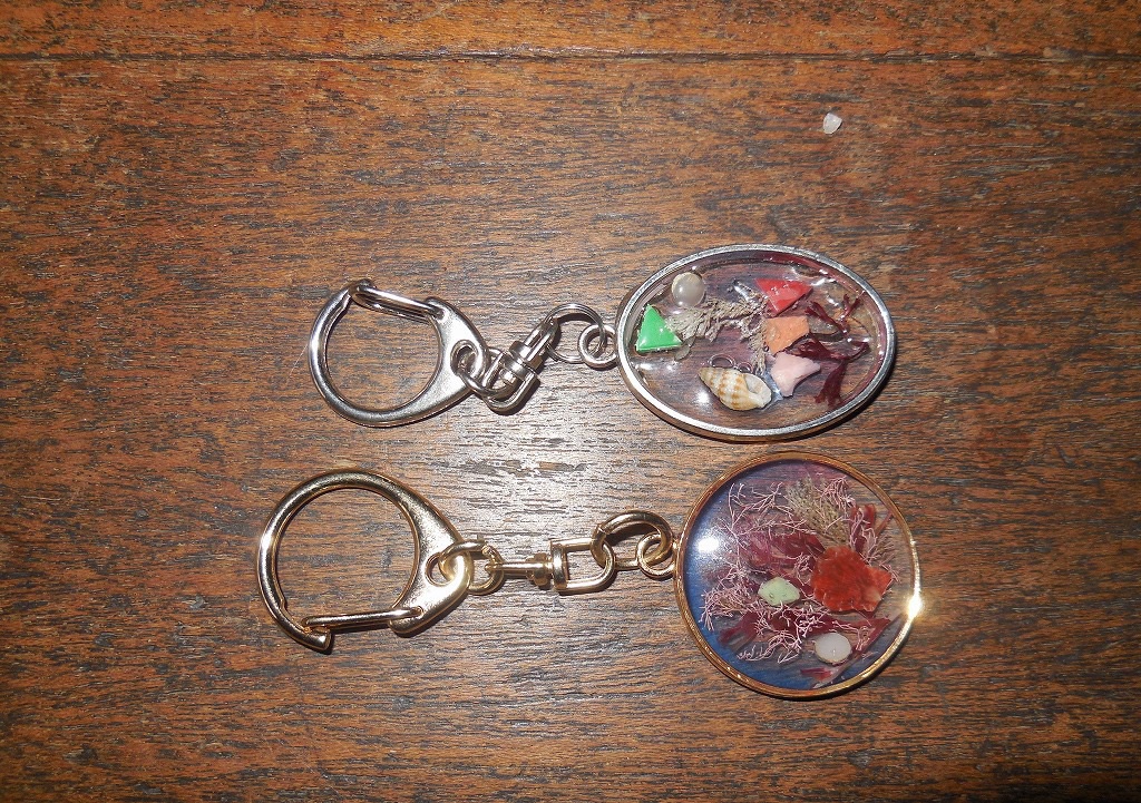 砂丘ビジターセンタの講座で作製した「マイクロプラスチック」のキーホルダー
