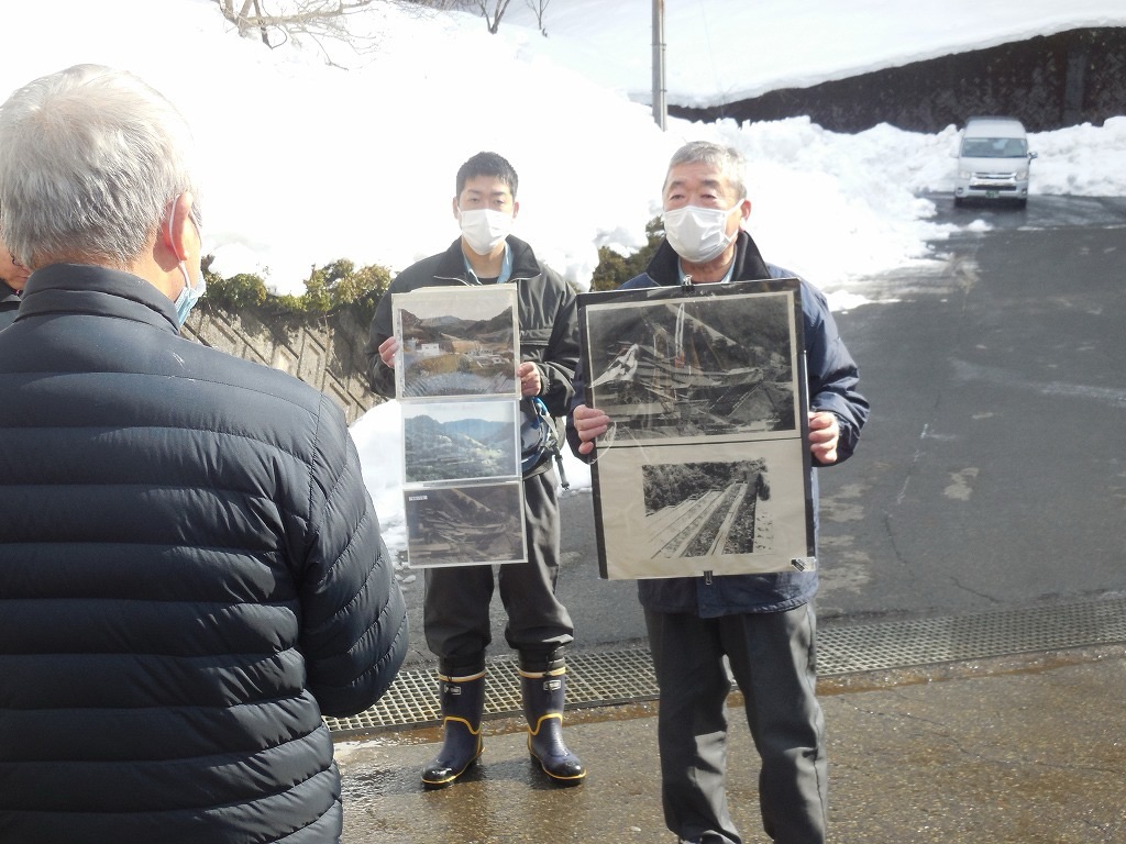 鉱山の所長さんによる荒金鉱山の歴史の説明
