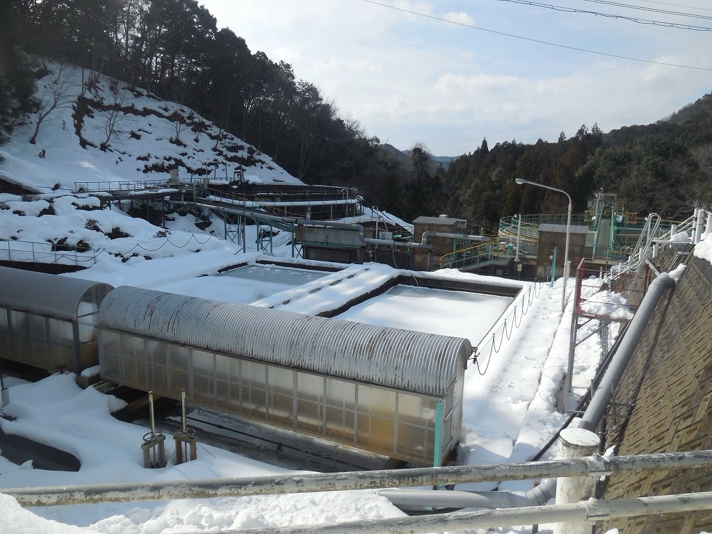 雪に埋まった受水槽
