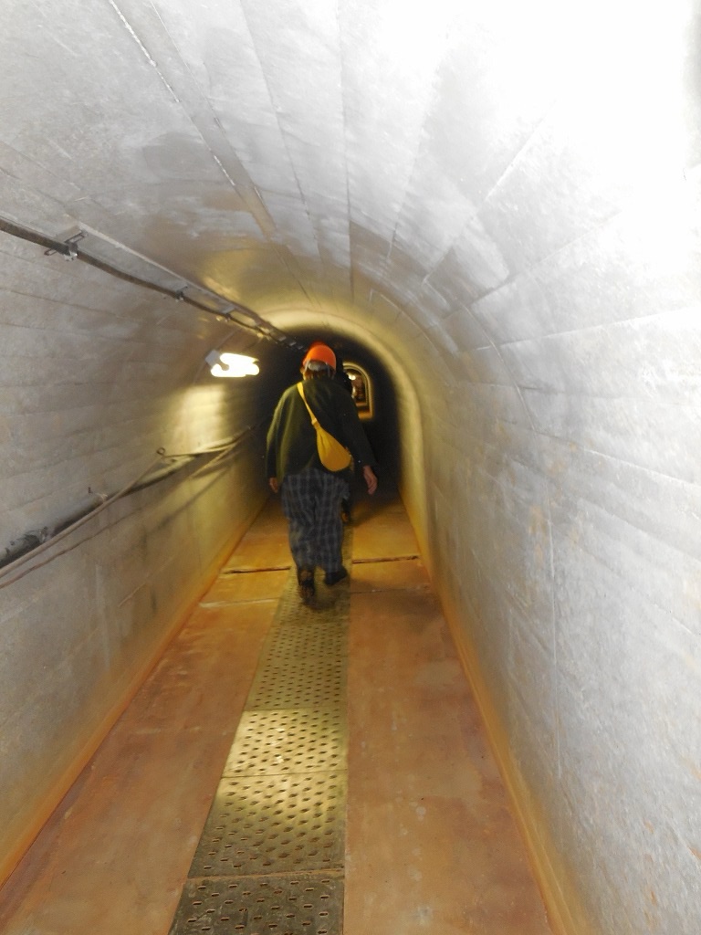 旧岩美鉱山の坑内へ進む