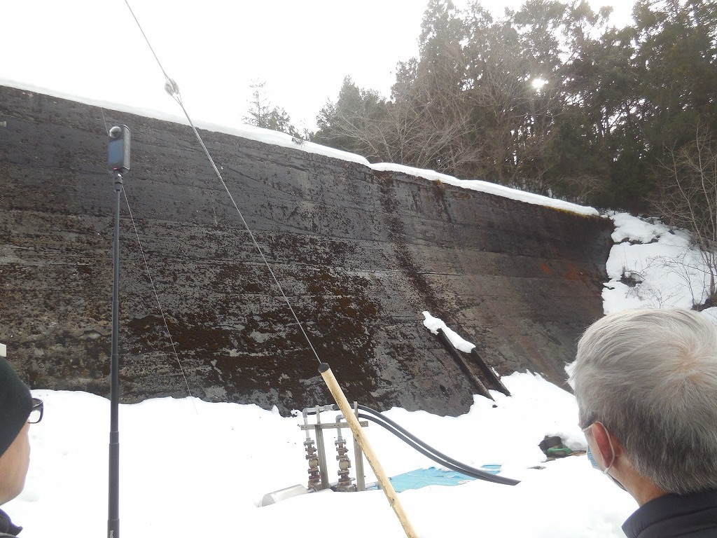 堰堤の下に地震による土石流に巻き込まれた人達がおられます
