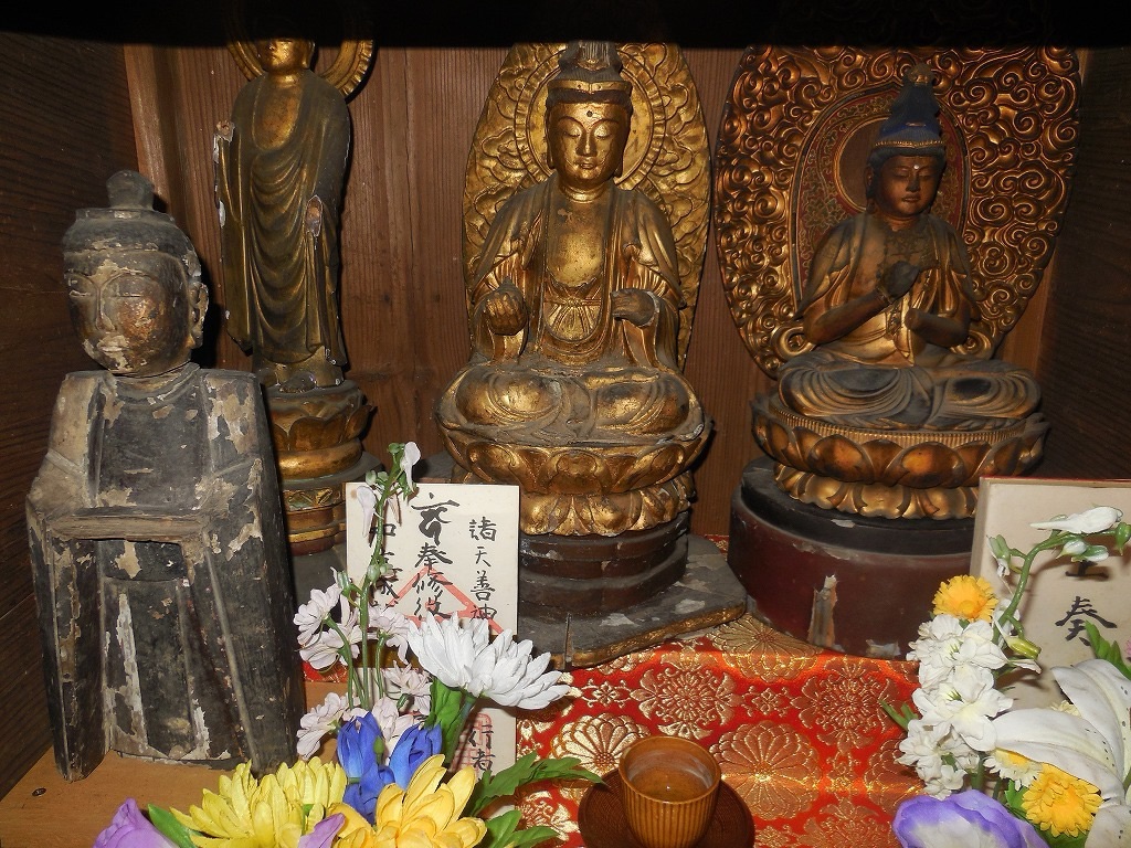 公民館の中に置かれた仏様
