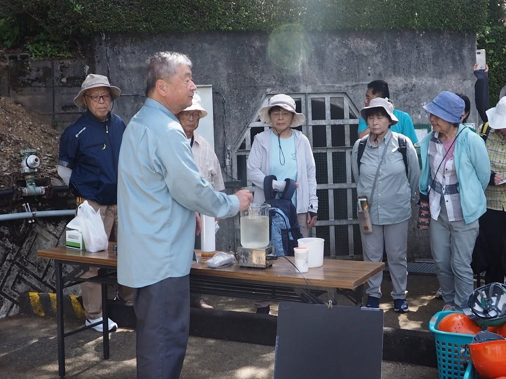 事務所の山本様による水質浄化　堆積物の実験