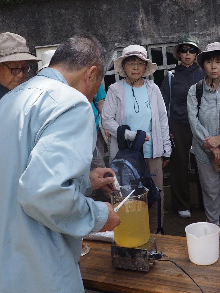 坑内からの水に消石灰を加えてpH３の水を８まで上げて中和する

