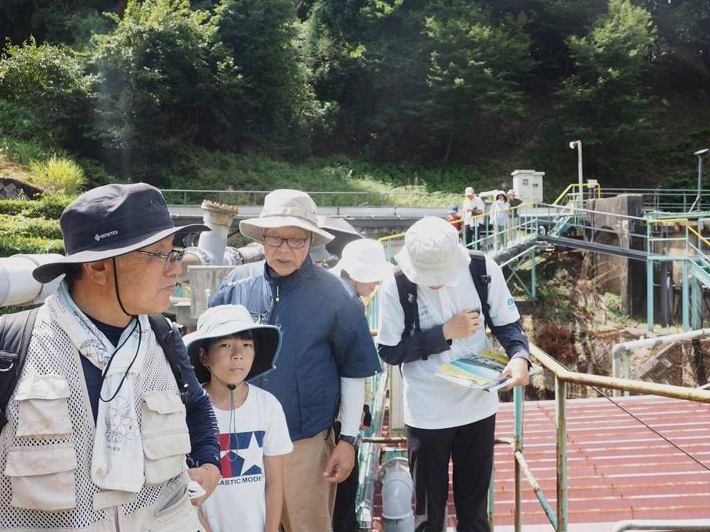 外の中和設備　沈殿槽の見学
